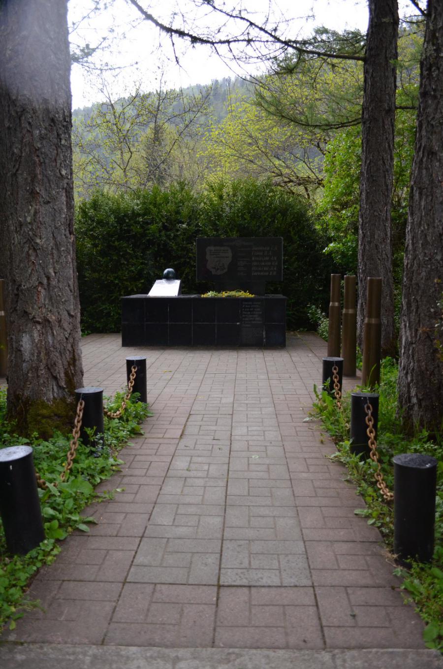 Гузерипль. Памятник воинам, погибшим 19 августа 1942г. У п. Гузерипль были разбиты немецкие войска, рвавшиеся к Кавказским перевалам.