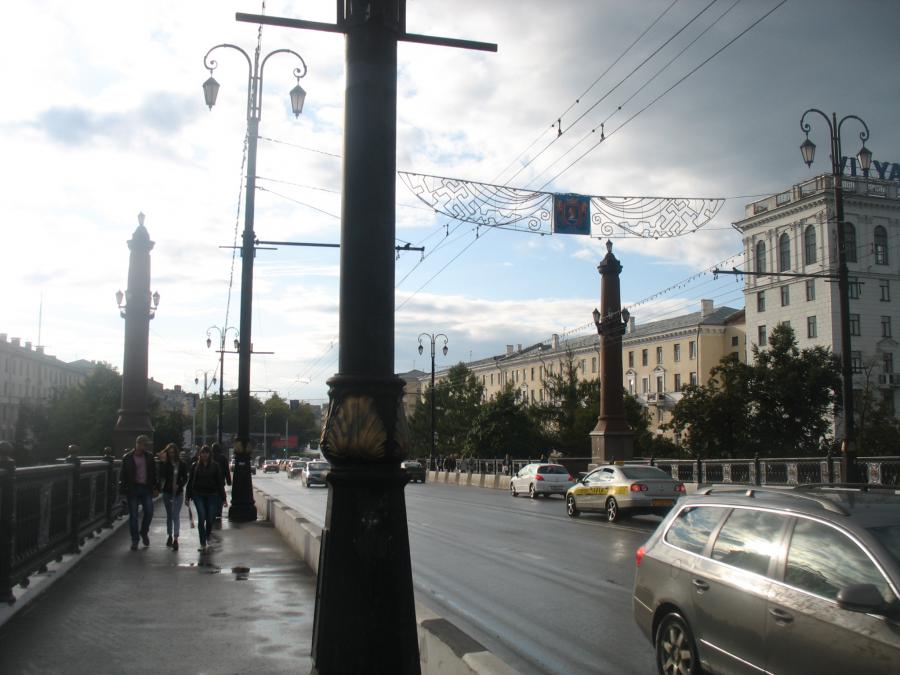 На Кировском мосту оживлённое пешеходное движение