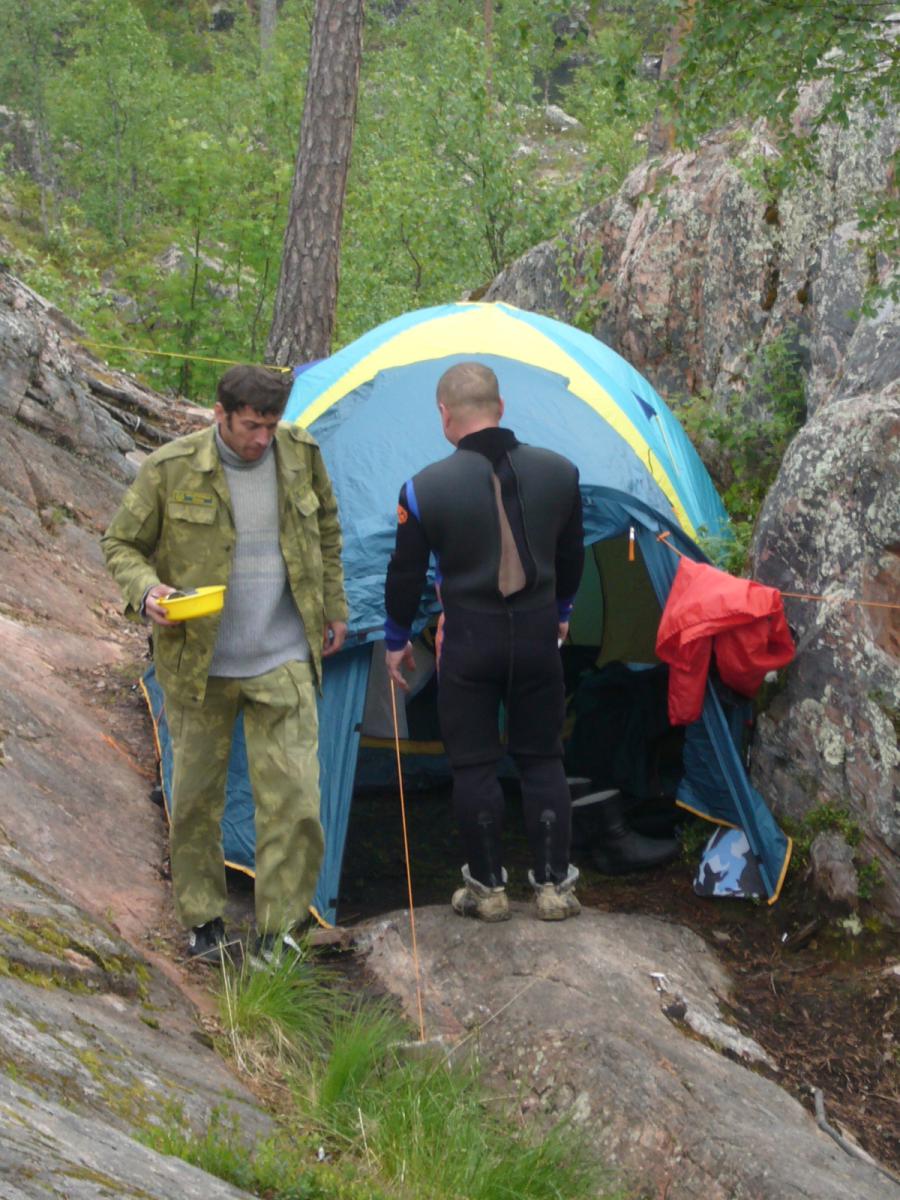 Вот в таких условиях мы ставили палатки