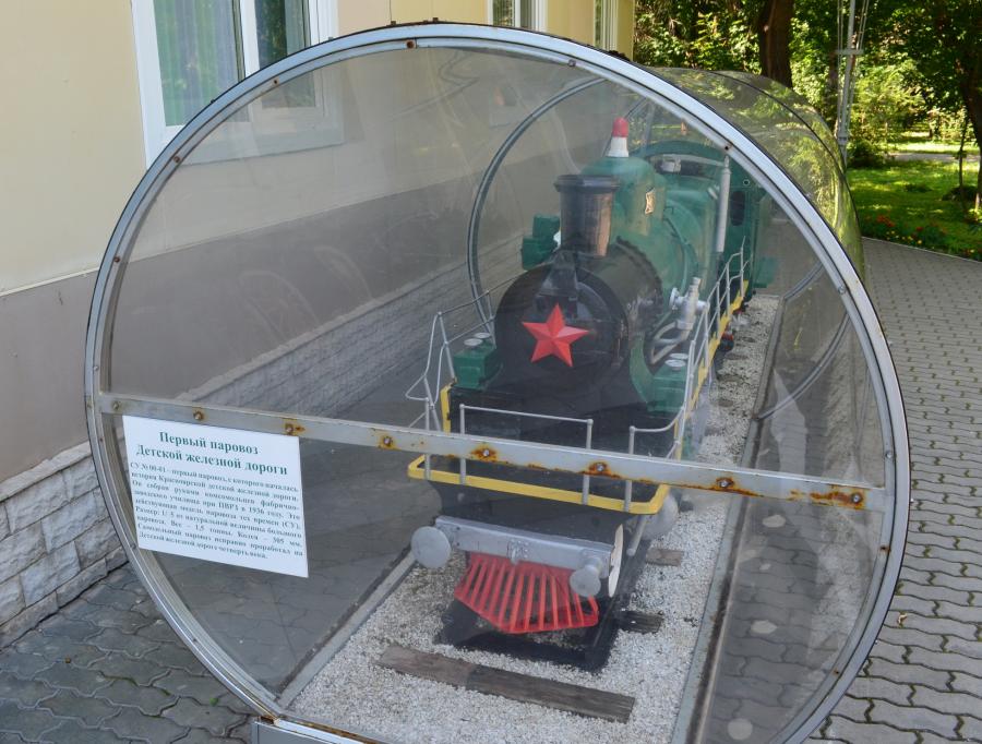 У Красноярской детской железной дороги уже своя богатая история. Да и как ей не быть, если она первая в России и образовалась в 1936г.. На фото первый паровоз детской железной дороги