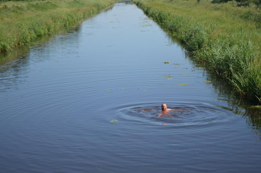 Водные процедуры перед отходом со стоянки. Местные ребята купаются прямо в шлюзу, становясь под струю воды и получая бесплатный гидромассаж.