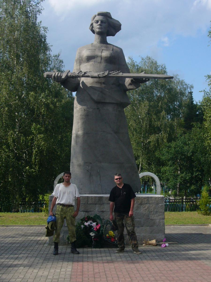 Возле памятника посвященного освобождению Белоруссии от немецко-фашистских захватчиков