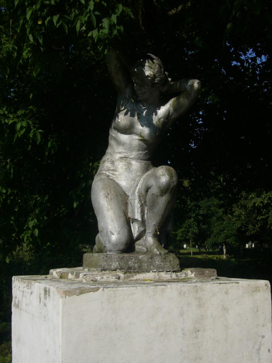 Памятник девушке в Старобинском парке культуры 